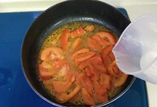 加入少许的清水煮至汤汁浓稠