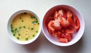 蛋液打散，放入少许葱花