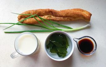 准备好食材，把昆布泡发好