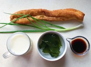准备好食材，把昆布泡发好