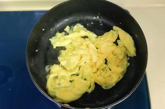 快速翻炒至蛋液凝固，赶紧出锅装碗里