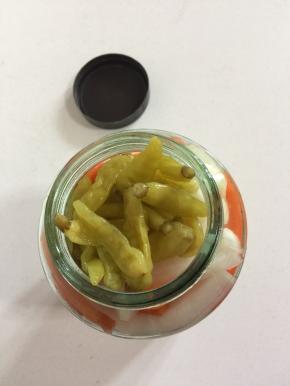 把袋装野山椒连同汁儿一起倒进容器中。