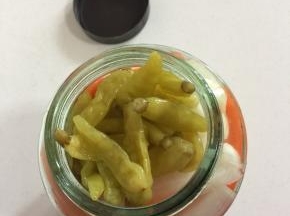 把袋装野山椒连同汁儿一起倒进容器中。