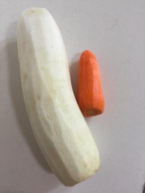 白萝卜和胡萝卜削皮，洗净擦干水分备用。