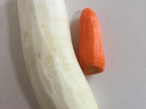 白萝卜和胡萝卜削皮，洗净擦干水分备用。