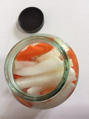 把萝卜条装进干净无油无水的玻璃容器中，压紧实。