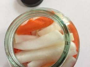 把萝卜条装进干净无油无水的玻璃容器中，压紧实。