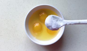 鸡蛋打入碗中加入适量的盐