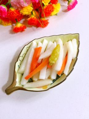 吃的时候，用干净的筷子取一点儿出来就可以了。吃完了汤汁儿不要扔了，可以继续再放入新鲜的萝卜条进去，几天就可以吃啦。