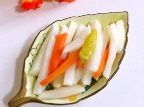 吃的时候，用干净的筷子取一点儿出来就可以了。吃完了汤汁儿不要扔了，可以继续再放入新鲜的萝卜条进去，几天就可以吃啦。