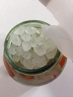 加入适量的白醋。（白醋的用量根据你萝卜条的多少来决定，只要白醋把萝卜条连同冰糖一起淹没住即可。）