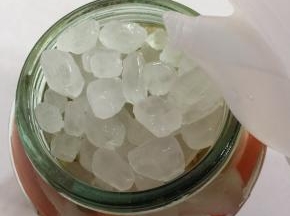 加入适量的白醋。（白醋的用量根据你萝卜条的多少来决定，只要白醋把萝卜条连同冰糖一起淹没住即可。）