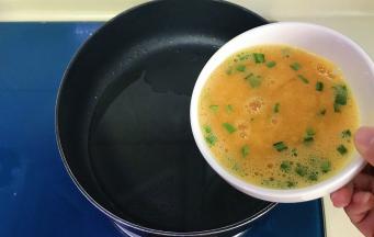 热锅冷油，油温升高后倒入蛋液