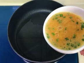 热锅冷油，油温升高后倒入蛋液