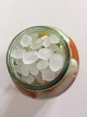 放入冰糖。（没有冰糖也可以用白糖代替，不过冰糖做出来的口感要脆爽一些，泡菜汁儿也清亮，用白糖的话，时间长了汁儿会有一点混浊。）