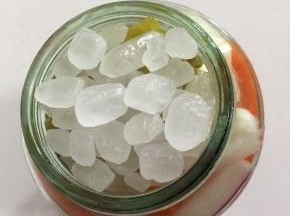 放入冰糖。（没有冰糖也可以用白糖代替，不过冰糖做出来的口感要脆爽一些，泡菜汁儿也清亮，用白糖的话，时间长了汁儿会有一点混浊。）