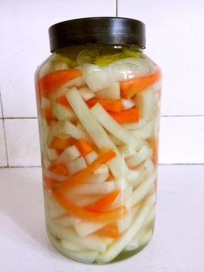 盖紧瓶盖，密封一个星期就可以食用啦。（因为里面放的有胡萝卜，腌制时间要长一点儿才入味儿。如果没有放胡萝卜，第二天就可以吃啦。）