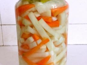 盖紧瓶盖，密封一个星期就可以食用啦。（因为里面放的有胡萝卜，腌制时间要长一点儿才入味儿。如果没有放胡萝卜，第二天就可以吃啦。）