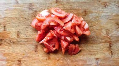 西红柿洗净切成小块