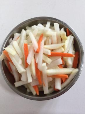 放入一勺盐抓匀，腌制10分钟，用清水冲洗一下，挤干水分备用。