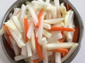 放入一勺盐抓匀，腌制10分钟，用清水冲洗一下，挤干水分备用。