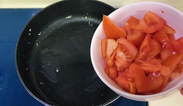 倒入西红柿翻炒