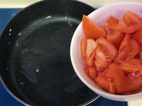 倒入西红柿翻炒