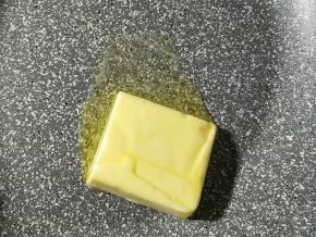 小火加热黄油至融化。