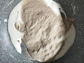 加入过筛好的奶粉和可可粉。