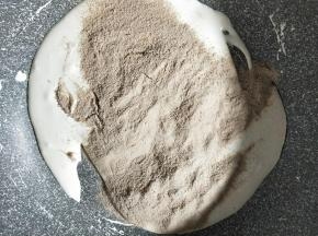 加入过筛好的奶粉和可可粉。