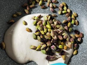 混合均匀后加入开心果和蔓越莓干混合均匀。