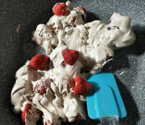 加入草莓脆翻炒匀。