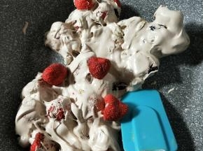 加入草莓脆翻炒匀。