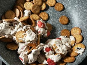 再加入小圆饼混合。