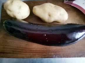 洗净土豆和茄子