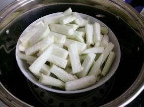 放蒸锅里，中火，上汽后蒸半个小时