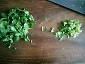 香菜梗和叶子分开切