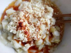 油烧热以后浇在辣椒蒜上