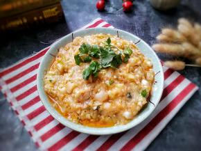 搅拌均匀后装盘，上面撒点香菜叶