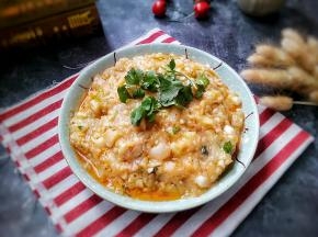 搅拌均匀后装盘，上面撒点香菜叶