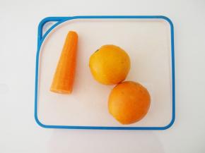 准备好食材，胡萝卜去皮，橙子洗净