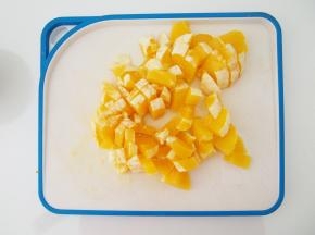 橙子去皮，切成小块