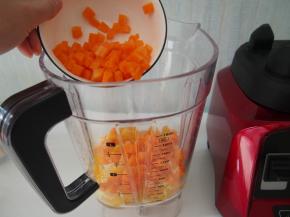 将切好的胡萝卜丁放入料理杯中