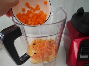 将切好的胡萝卜丁放入料理杯中