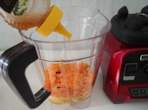 加入适量蜂蜜，也可以等到果汁打好之后再根据自己的口味调节