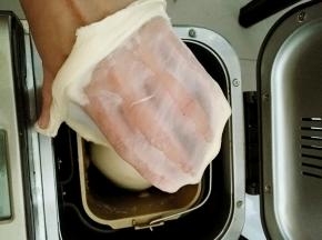 除蔓越莓外，所有原料都放入面包桶，揉至出薄膜