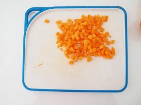 胡萝卜切成小块