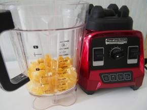 将切好的橙子放到料理杯中