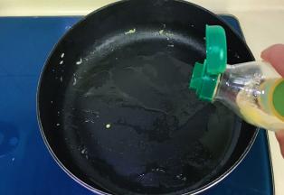 锅里再加入少许的油