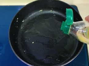 锅里再加入少许的油